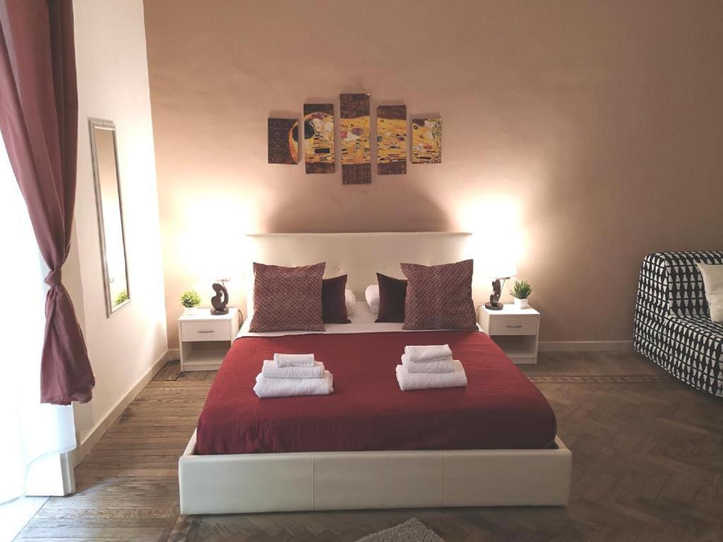 Domus Luigi Leone 2 Bed and Breakfast Neapel Exteriör bild