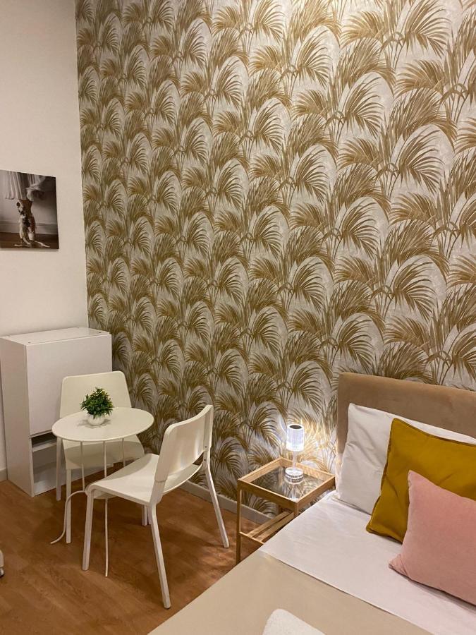 Domus Luigi Leone 2 Bed and Breakfast Neapel Exteriör bild